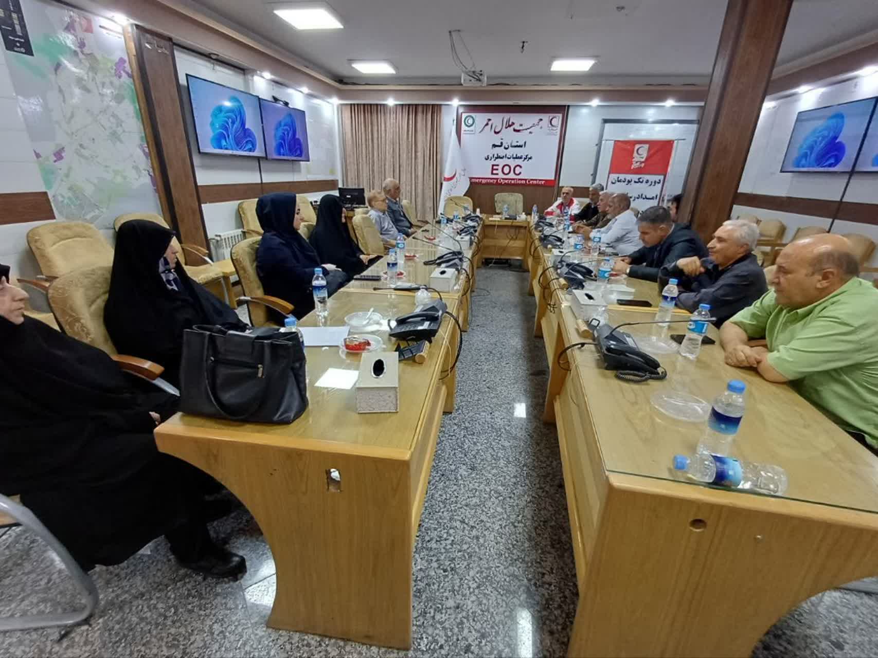 نشست صمیمی مدیرعامل جمعیت هلال احمر استان قم با بازنشستگان این جمعیت