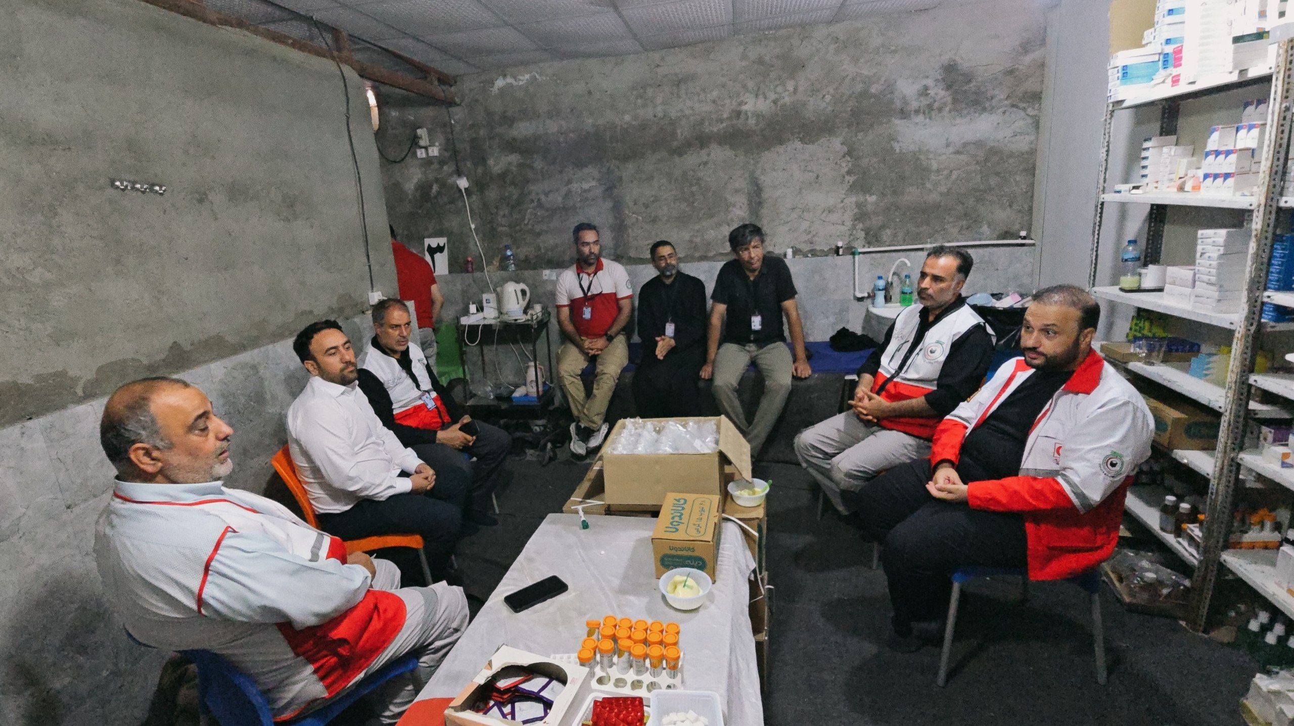 بازدید میدانی معاون هماهنگکننده قرارگاه مرکزی اربعین از مرکز درمانی هلالاحمر قم در مسیر نجف به کربلا