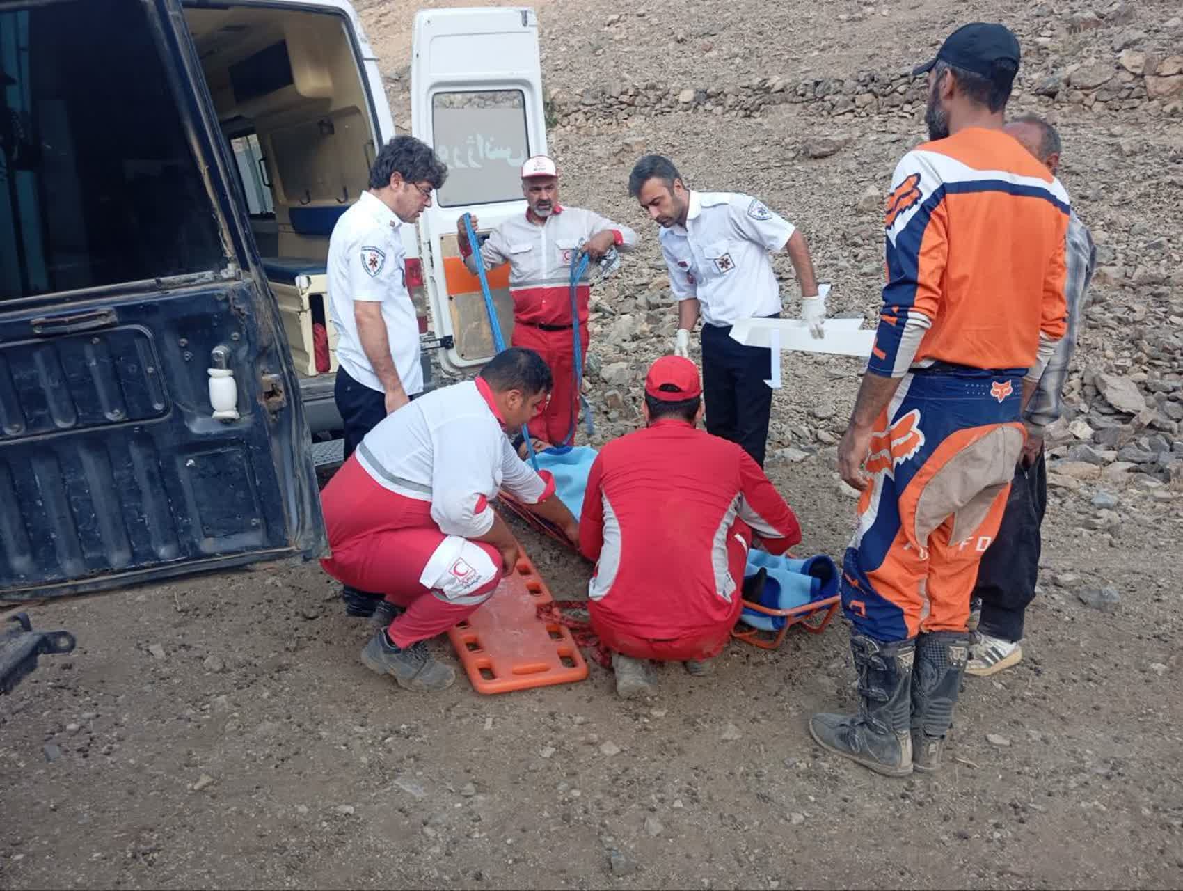 پایان موفق عملیات جستوجو در ارتفاعات کهک؛ نجات فرد گمشده و مصدوم توسط نجاتگران هلالاحمر قم