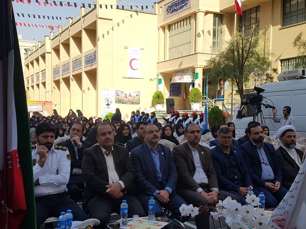 با حضور مسئولان استانی، زنگ آغاز سال تحصیلی مدارس در قم نواخته شد