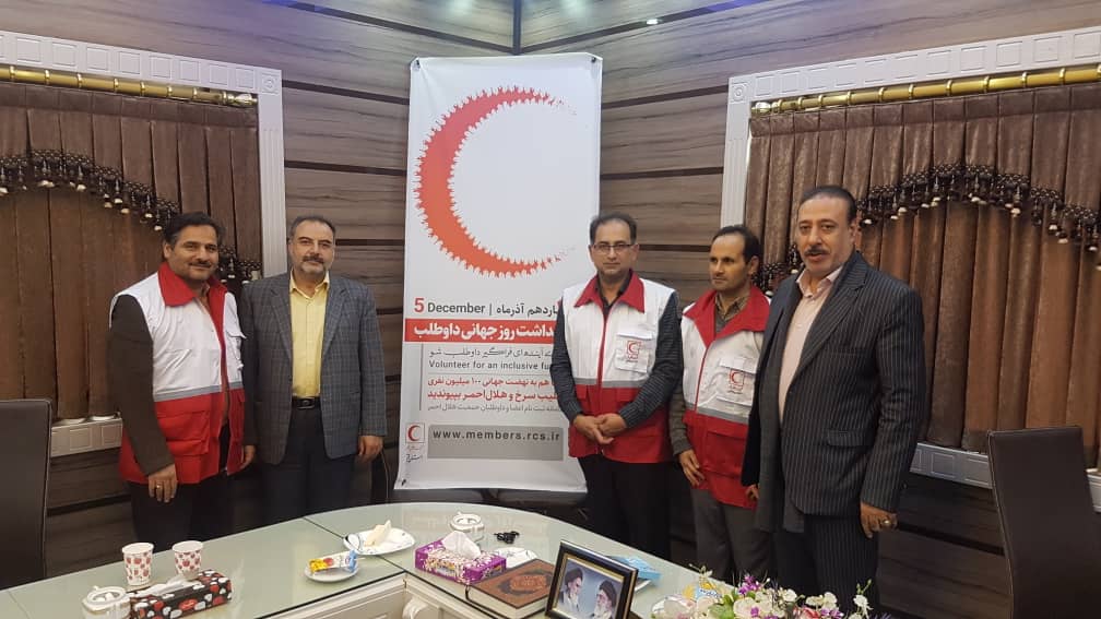 همزمان با روز جهانی داوطلب، مدیران و کارکنان سازمان انتقال خون داوطلب هلال احمر شدند