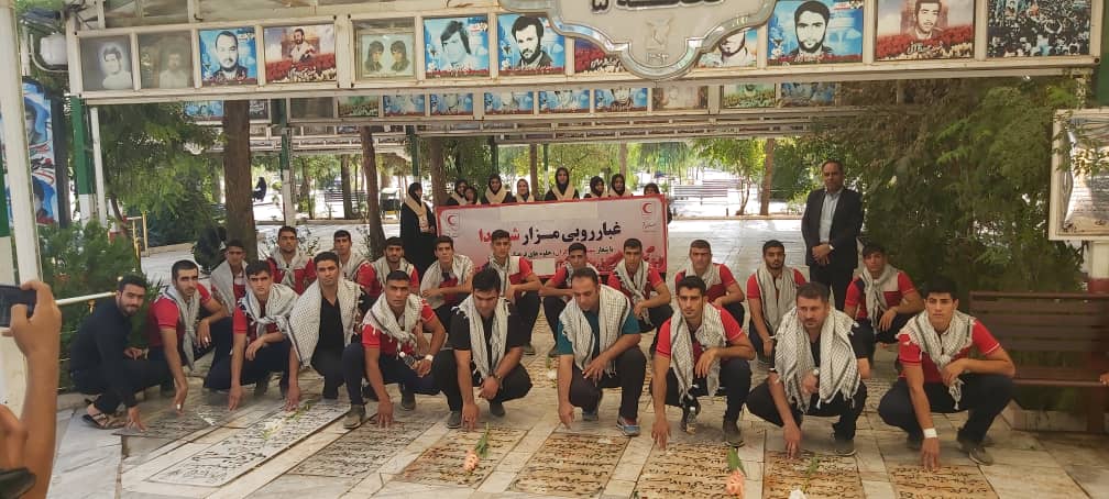 از غبار روبی مزار شهدا تا گرامیداشت هفته دفاع مقدس در قم