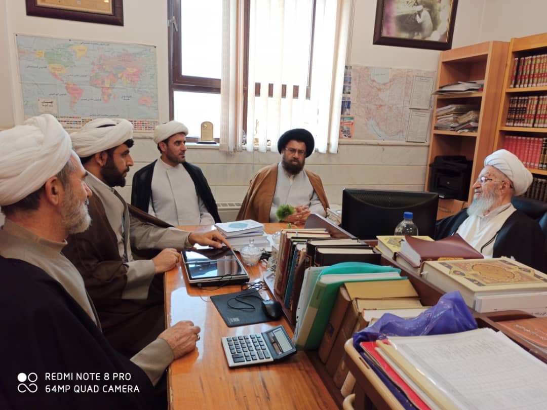 دیدار مسئول دفتر نمایندگی ولی فقیه در جمعیت هلال احمر قم با آیت الله مکارم شیرازی