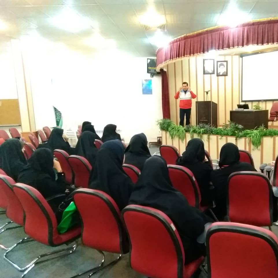 برگزاری کارگاه آشنایی نهضت صلیب سرخ و هلال احمر در کانون های دانشجویی و طلاب قم