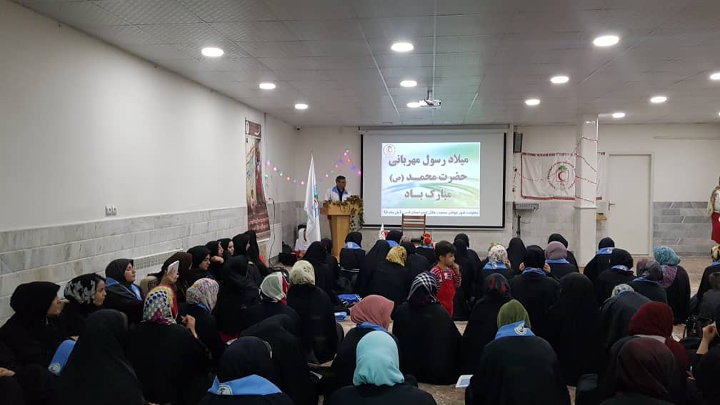 اعضای کانون های هلال احمر قم هفته وحدت را گرامی داشتند