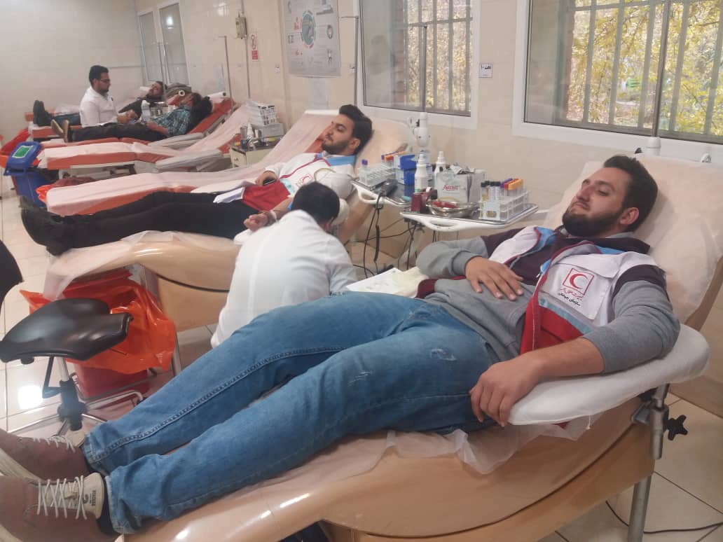 همزمان با روز دانشجو، اعضای کانون دانشجویی هلال احمر استان قم طرح (قرار مهربانی) را اجرایی کردند