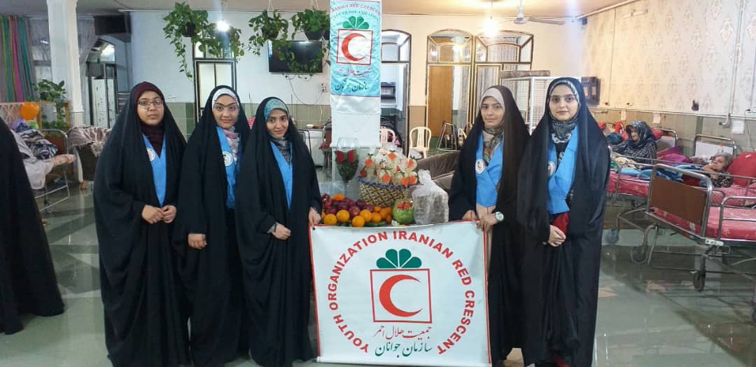 تقسیم مهربانی با اجرای طرح «یلدای مادرانه » در کانون دانشجویی هلال احمر دانشگاه فنی حرفه ای خواهران قم