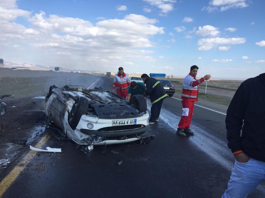 نجات جان سه تن در حادثه واژگونی منجر به حریق در جاده سلفچگان