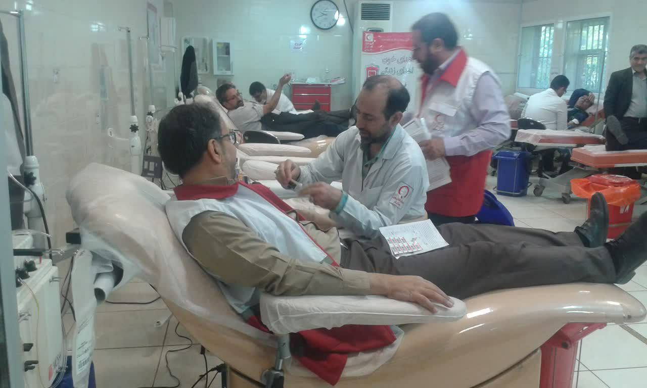 در آستانه ی روز جهانی داوطلب، اعضای خانه هلال سازمان اداره کل پست استان قم طرح حمایت ماندگار را اجرا کردند