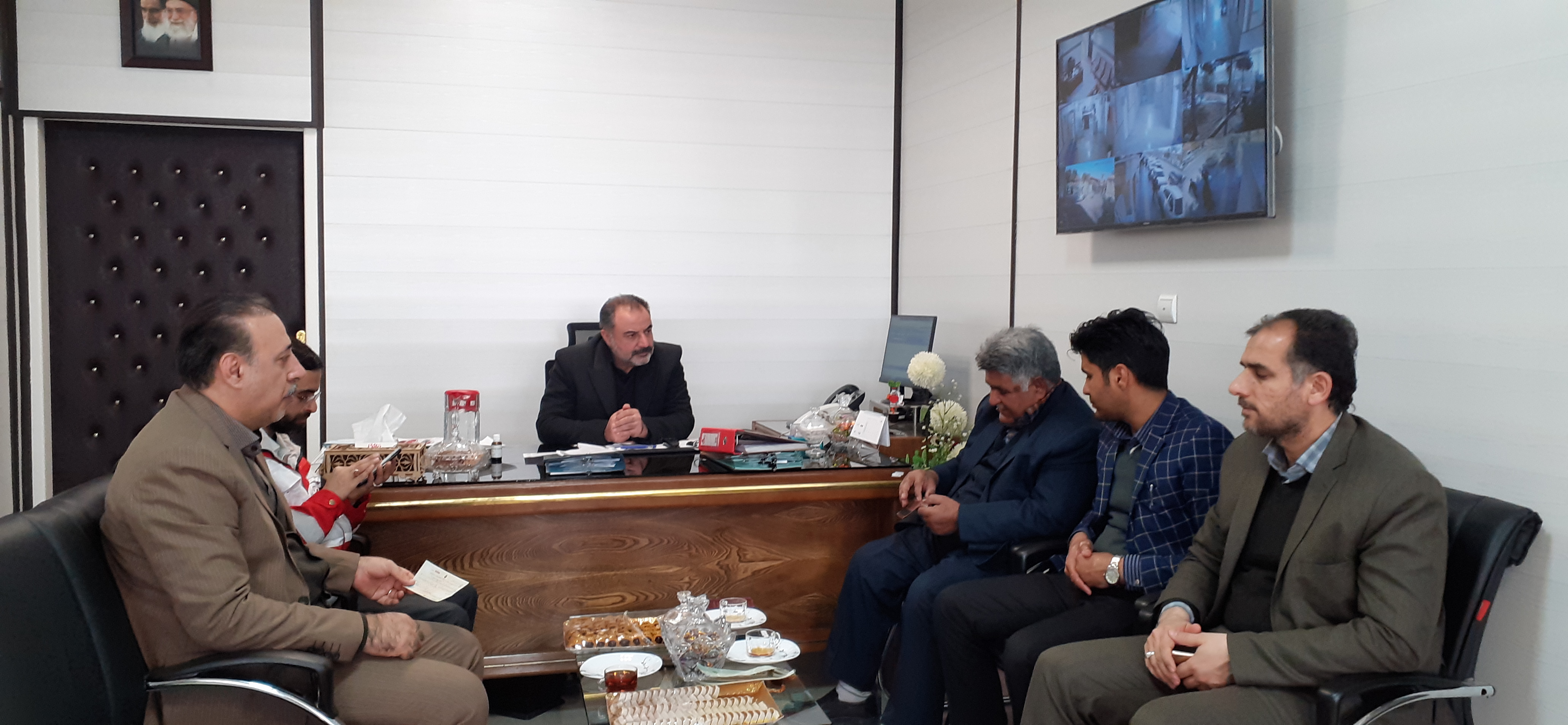 چک کمک 10 میلیون تومانی کشاورز و کارآفرین نمونه قمی به آسیب دیدگان سیل های اخیر تحویل هلال احمر شد